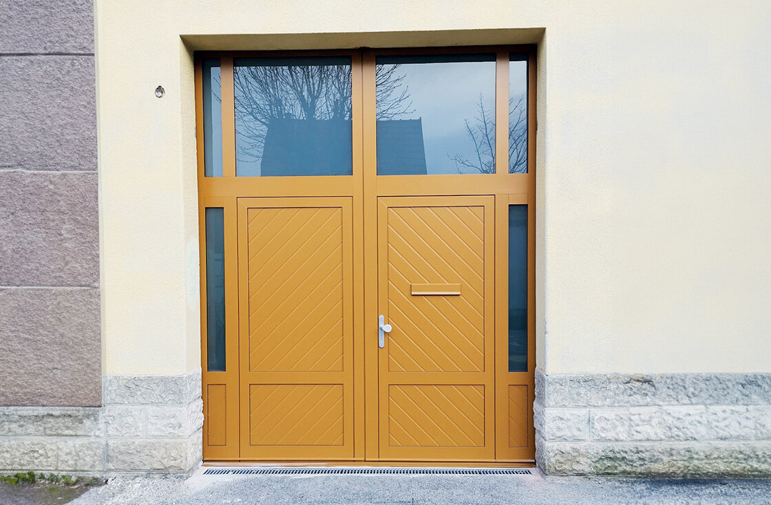 Hoftor Mit Motivfräsung Und Ober- Und Seitenfelder Mit Glasfüllung-3057