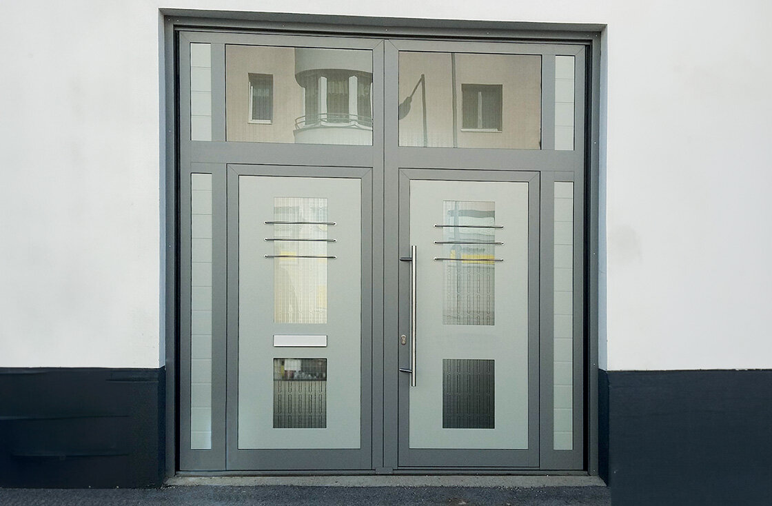 Kraftbetätigtes Zweiflügeliges Drehtor Aus Aluminium Mit Integrierter Gehtüre-3060