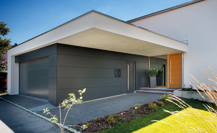 Garagentor-anthrazit-glatt-mit-Garage-2003