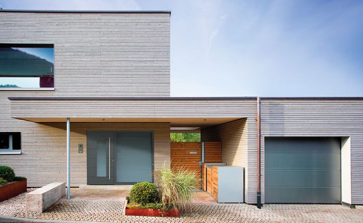 Garagentor-anthrazit-glatt-mit-Garage-2004