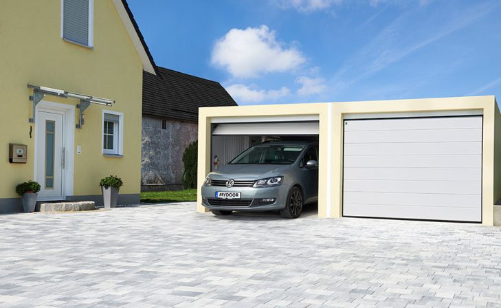 Garagentor-weiss-Mittelsicke-mit-Garage-2006