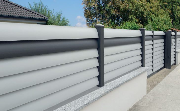 Zaunfelder-und-Schiebetor-mit-waagrechten-Rundlamellen-zweifarbig-22110