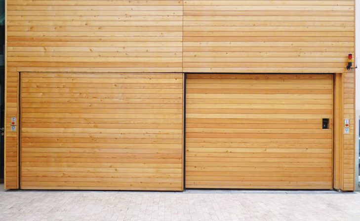 Zwei-gegenläufige-Schiebetore-mit-Holzbeplankung-1206
